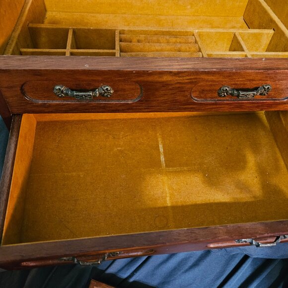 Vintage Jewelry Box - Picture 4 of 10